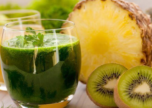 ananas ve kivili smoothie