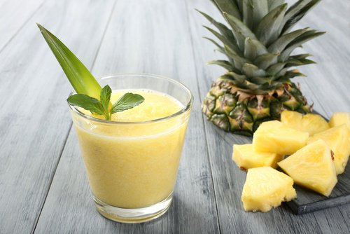 ananas dilimleri ve smoothie