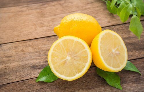 yaprakları olan yarım limon