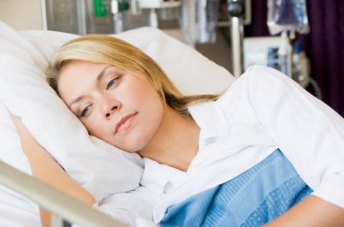 hastane yatağında yatan kadın