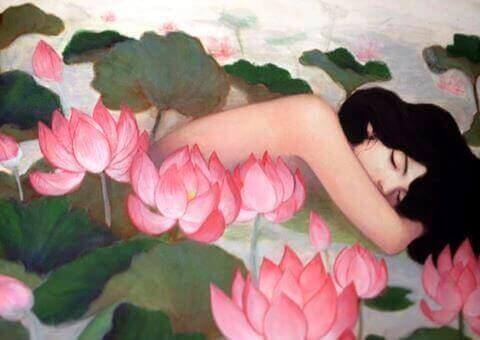 çiçekler arasında uyuyan kadın resmi