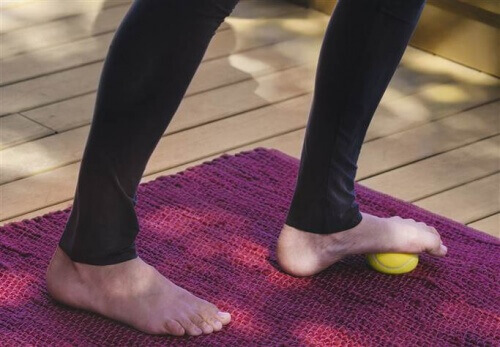 tenis topu ile ayak egzersizi