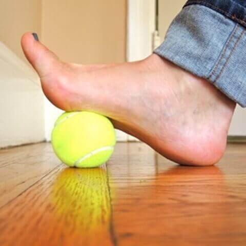 tenis topu ile ayak egzersizleri