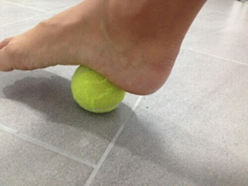 tenis topu ve ayak