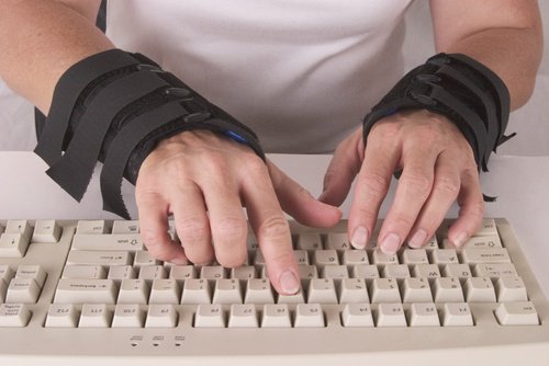 bileklik takarak klavyede yazmak