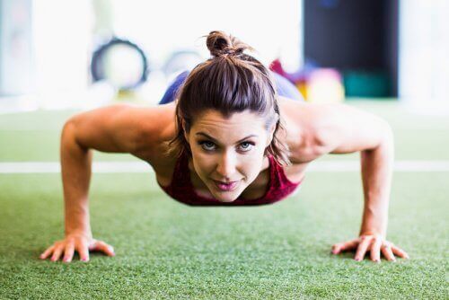 4 Dakikalık Japon Hilesiyle Harika Karın Kaslarına Sahip Olun