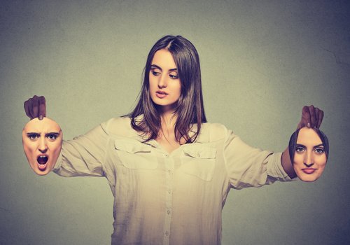 elinde kendi maskelerini tutan kadın