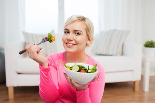 salata yiyen kadın