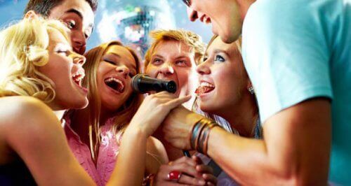 karaoke yapan gençler