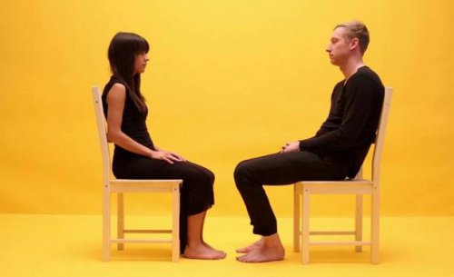 karşılıklı oturmuş kadın ve adam