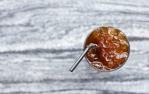 bir bardak buzlu kola