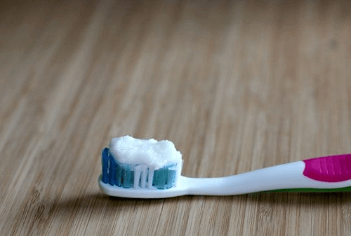 diş macunlu diş fırçası