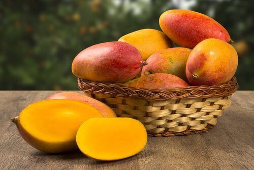 bir sepet mango