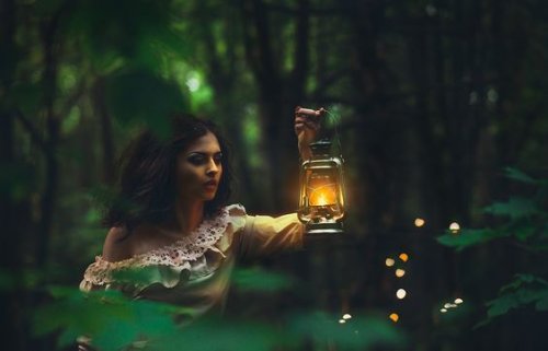 ormanda lamba ile dolaşan kadın