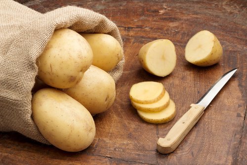 hemoroid tedavisi için çuval içinde patatesler ve bıçak
