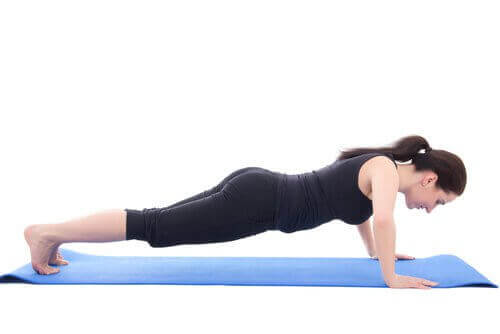 Plank yapan kadın