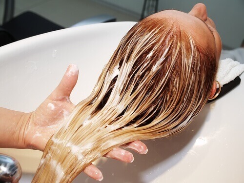 saçı yıkanan saç kremli kadın