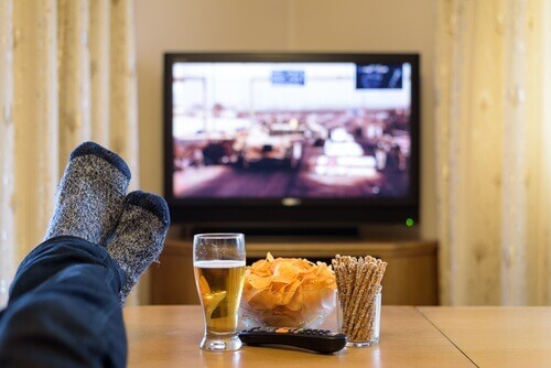televizyon başında bira cips ve kraker