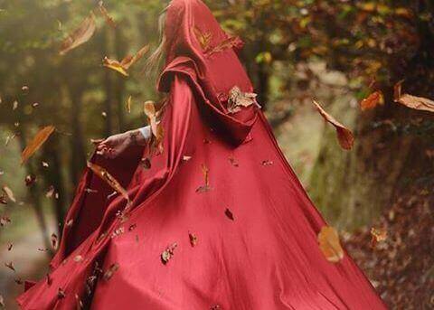 kırmızı elbiseli kadın