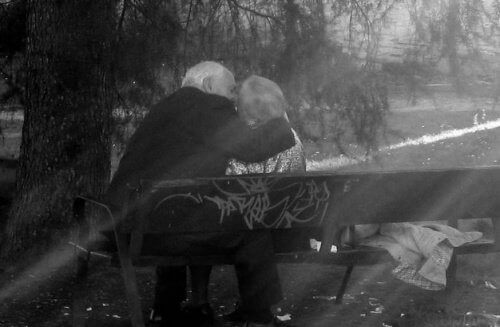 öpüşen yaşlı çift