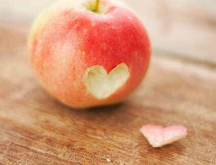 kalp şeklinde oyulmuş elma