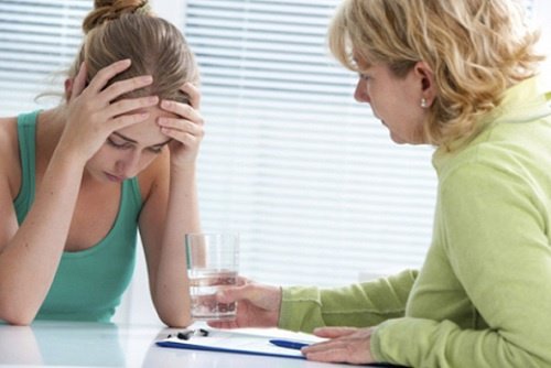 stresli kadın ve su uzatan kadın