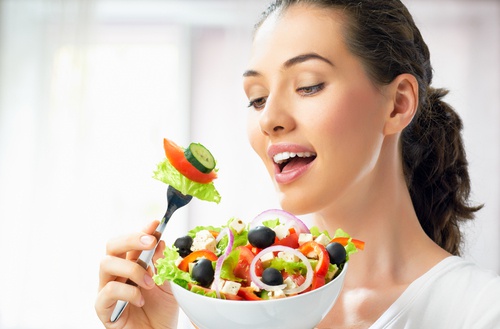 sebze salatası yiyen kadın