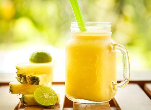 elma, ananas ve armutlu smoothie