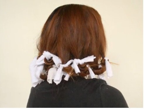 tişörtle kıvırcık saçlar