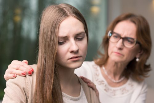 anne üzgün kızını teselli ediyor