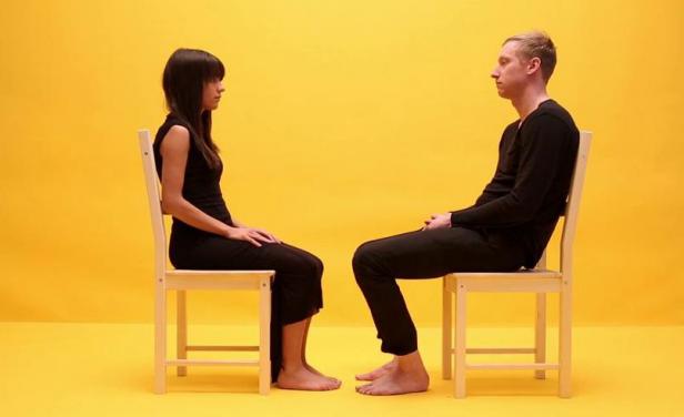 karşı karşıya oturan çift