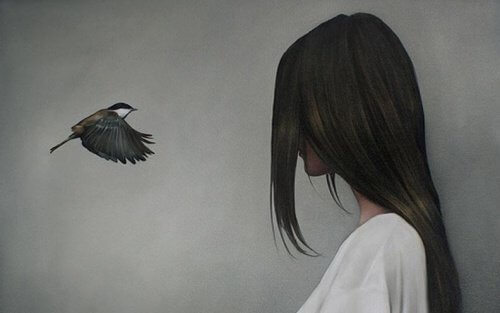 uçan kuşa bakan üzgün kadın