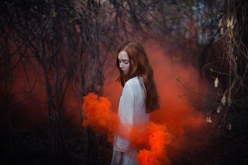 hüzünlü bakan kız