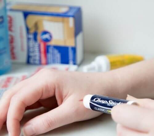 çizikler için dudak kremi