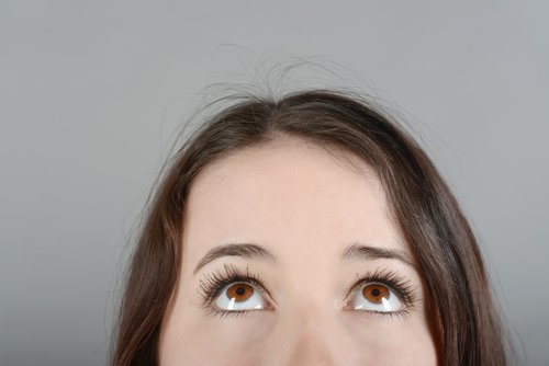 yukarı bakan gözler