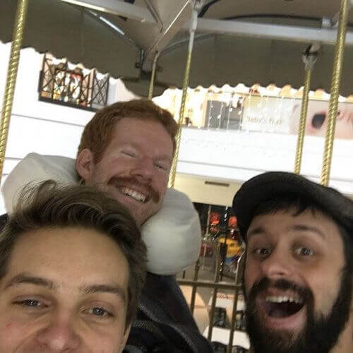 Gerçek Dostluk: Engelli Dostlarına Dünyayı Gezdirdiler