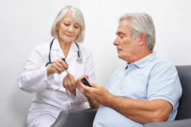 yaşlı doktor ve yaşlı hasta