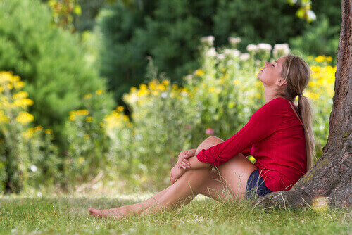 yeşillik alanda oturan kadın