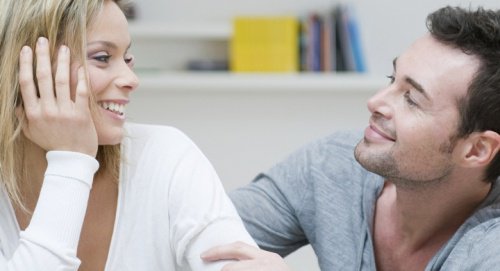 birbirine bakan kadınerkek