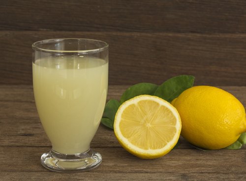 limonata ve dilimlenmiş limon