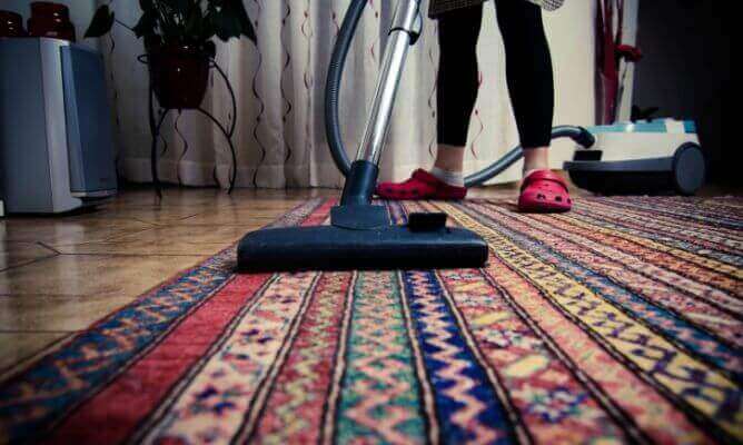halı süpürmek
