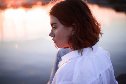 su kenarında kadın