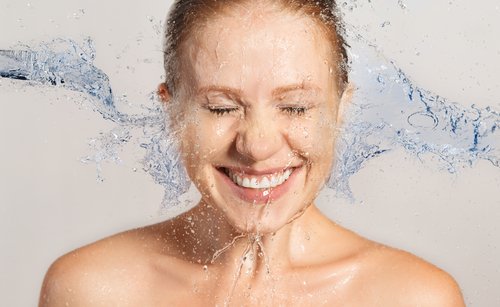 yüzünü yıkayan kadın