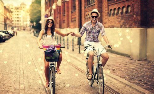 bisiklet süren tatmin olmuş çift