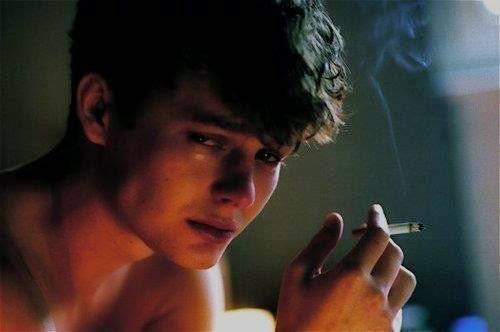 üzgün sigara içen adam