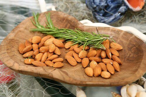 Badem ve Biberiye Suyu ile Cildinizi Temizleyin