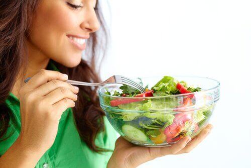 salata yiyen kadın