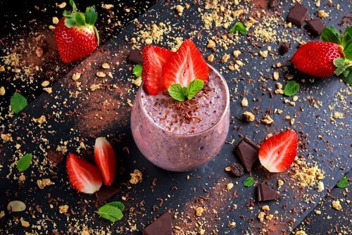 Zayıflatıcı ve Sağlıklı Çilek, Yulaf ve Zencefil Smoothiesi
