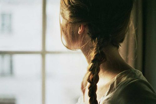 düşünceli kız camdan bakıyor