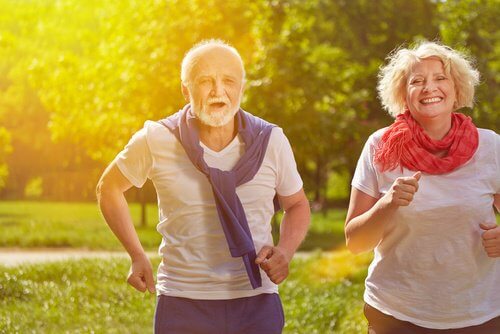 koşu yapan yaşlı çift